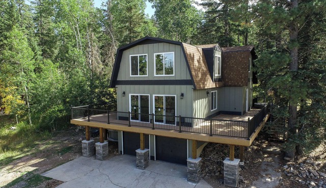 Cozy w/Great View from Wrap-Around Deck 2 Blocks from Terry Peak!