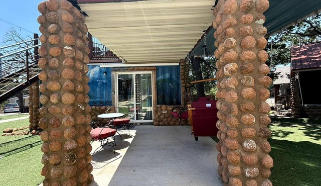 Cozy Wheelchair-Friendly Tiny House with Patio near Medicine Creek in Medicine Park, Oklahoma