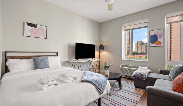 CozySuites in Marquee Studio Queen with pool & gym