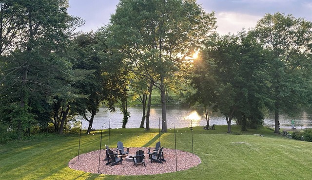 Create Memories at our Modern Waterfront 1 BR Apartment: Hike, Sip Wine, Relax!
