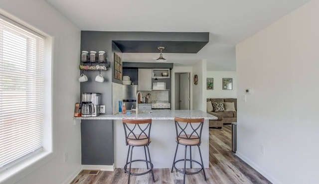 Creekside West: Private Hot Tub, Quiet Retreat