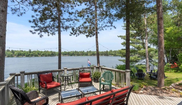 Crosslake house on Whitefish Chain w/3 King beds, dock, LilyPad, SUP