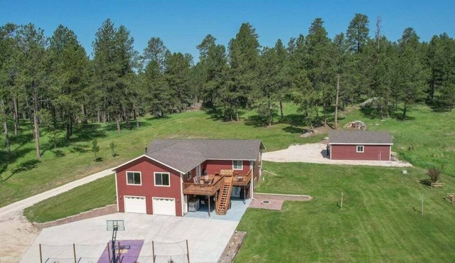 Custer Connection- Private Retreat: 6-Acre Nature Escape with Trail Access, Custer.