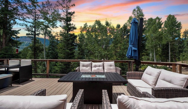 Custom Home with Large Deck on 1 Acre - Amazing Views - 3 miles to Purg