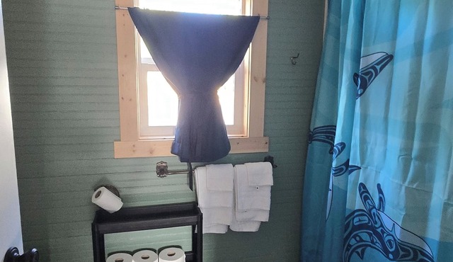 Cute 2-bedroom house with AC in charming centrally located near park in Riverton