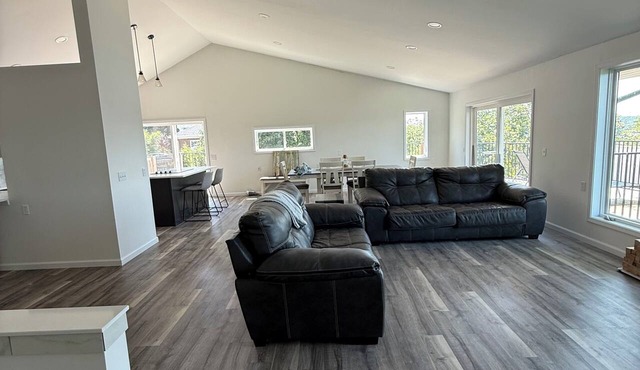 Deer Run on Eddy Bay 4 bd , 3 bath luxury lake living! in Eddyville