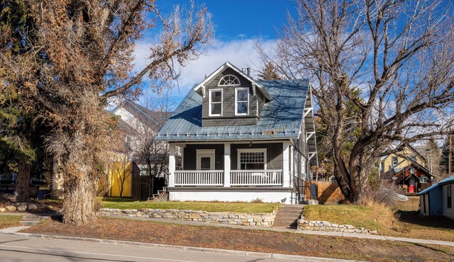 Delightful Downtown Home One Block to Premier Hot Springs