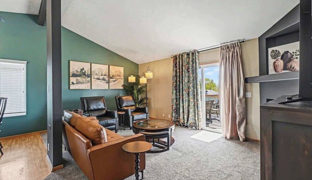 Designer 4BR Retreat | Sleeps 10 | 2 Car Garage