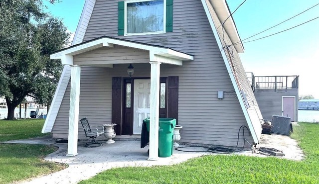 Devinely perfect 4-bedroom house with WiFi and AC. 100 yards from Joe's Landing in Barataria