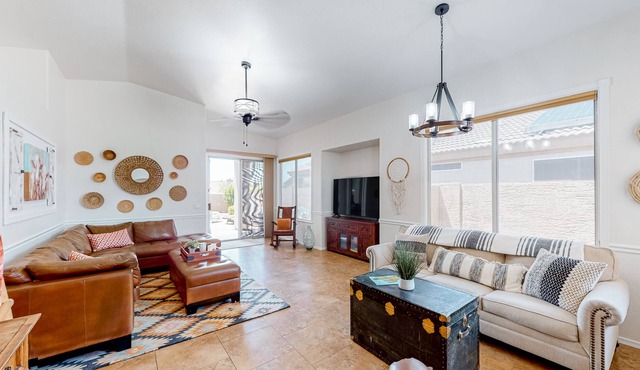 Dog-friendly home with enclosed yard, pool, WiFi, W/D & AC - quiet location