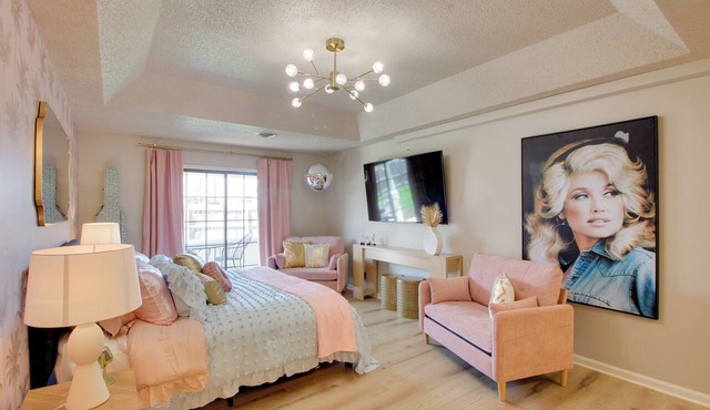 'Dolly Suite' at The Saint Hotel, Near Wineries!