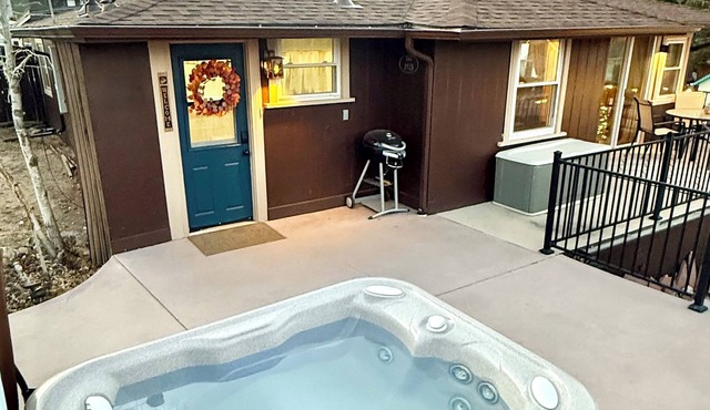 ♥ Downtown Cabin Oasis, hot tub, fireplace, AC, WD, walk to town, 5 mins to RMNP