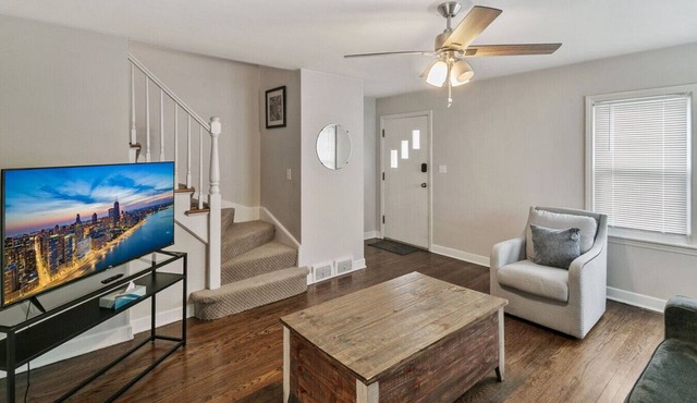 Downtown Libertyville Duplex Near Naval Base!