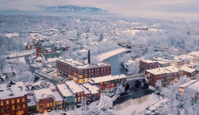 *Downtown Middlebury Waterfall Studio Apartment*