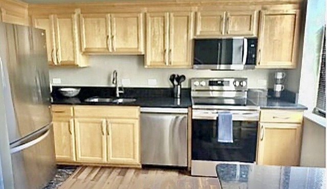 Dwntwn short walk to stadium, PBank Arena & Haymarket, parking pass! Sleeps 4!