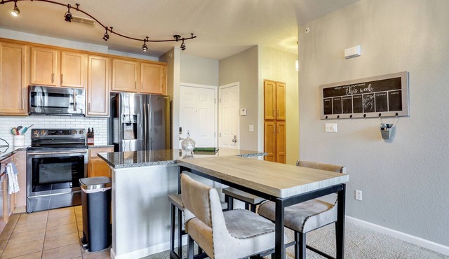 Easy E470 & 125 Access! Quiet Englewood Condo