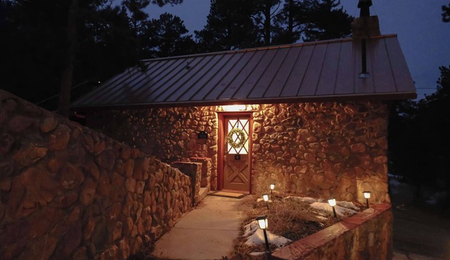 Elegant Stone Cottage by Pikes Peak
