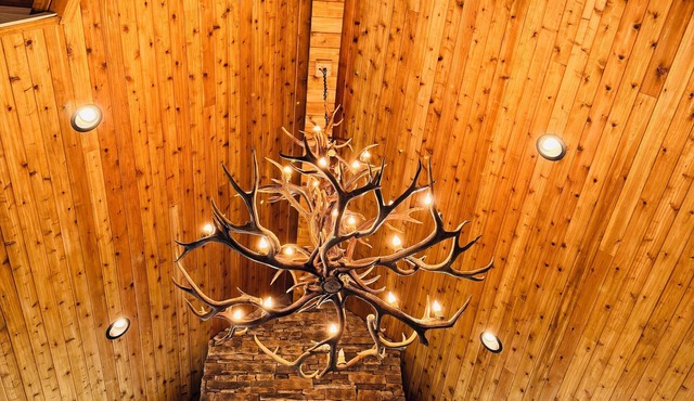 Elk Meadows Luxury Lodge-10 min to Yellowstone+two Hot tubs+AC+Sauna+Wifi