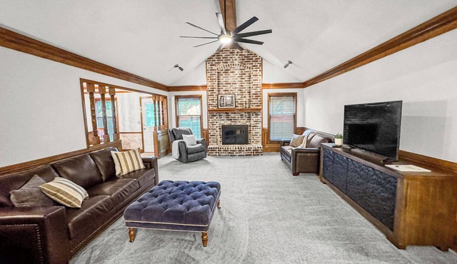 Entire House, Sleeps 8, Near Walking Trail and I-35, Short Drive to Kansas City