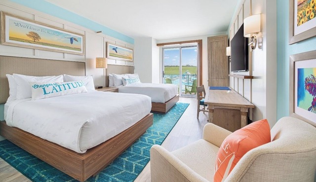 Escape to Island Vibes in a Kansas City Retreat w/Swimming Pool & Pet Friendly