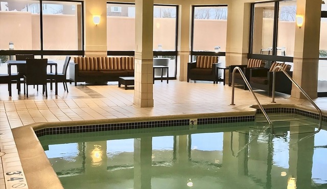 Excellent Choice for Your Trip! Pool, FREE Parking, Close to Santa's Village!