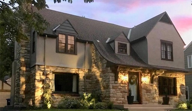 Executive World Cup Hub - GFiber - Walk to Brookside - 30-Day Private Retreat