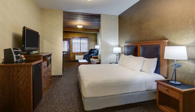 Expanded King Lodge, Whirlpool, Stoney Creek Sioux, Parking Near 3rd Street