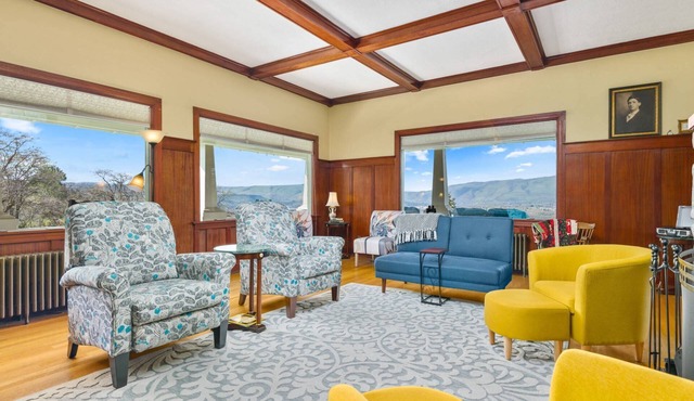 Expansive Panoramic View of Columbia Gorge, Enormous Deck and Seating, BBQ, Billiards, Darts, Games
