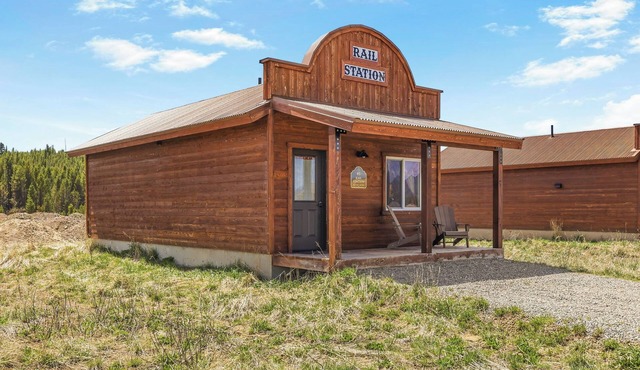 Family-Friendly Old West Cabin Near YNP