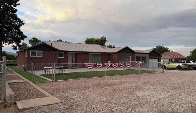 Family Fun 5BR Getaway, Putting Green, Pool Table & RV Parking