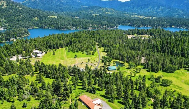 Family Luxury Retreat, Hot Tub, Near Hayden Lake, Silverwood & Coeur d'Alene