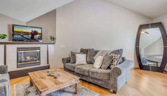 Family Retreat Close to Shopping and Town Fun! King Master Suite & Pack N Play