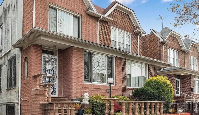 Fantastic 2BR Main Floor Unit in Residential Brooklyn Semi-attached Townhome