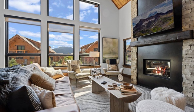Fantastic Views! Private Jacuzzi and Indoor/Outdoor Fireplace ,Two Large Patios!