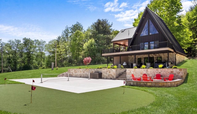 Fernwood: modern cabin with hot tub, putting green, pickleball