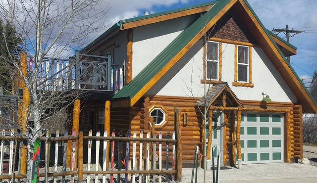 Fin+Pin Lodge, historic downtown, wifi, cable tv, deck, patio, fireplace, view