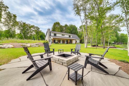 Fire Pit & Lake Views: Cozy Crooked River Retreat!
