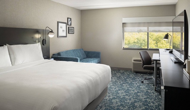 Four Points by Sheraton Milwaukee North Shore