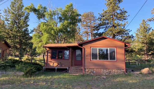 Fresh Remodeled Cabin, perfect location near RMNP & downtown Estes Park Colorado
