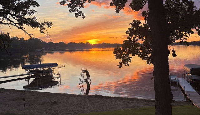 Fresh updates by new owners, family getaway that sleeps 17- 5bedroom 3 bath