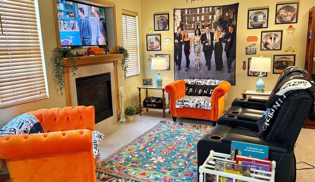 “Friends” Central Perk- Fun Escape - Starved Rock- Ottawa