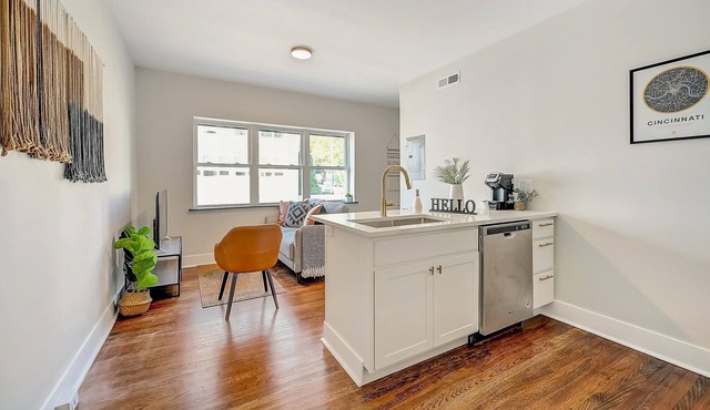 Frontdesk | 1 BR Apt near Cincinnati Art Museum