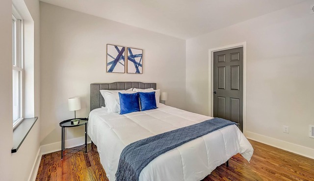 Frontdesk | 1 BR Apt near Krohn Conservatory