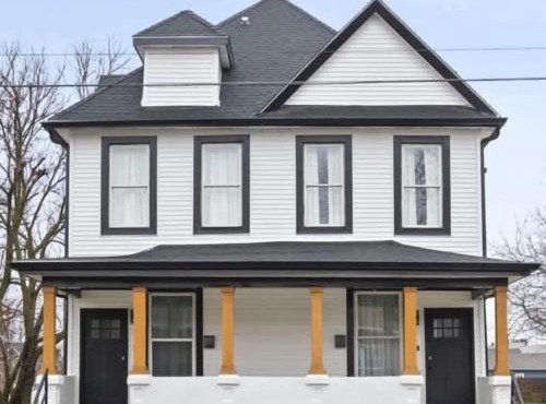 Full Duplex Retreat-Two Homes Near Eastside- Family Friendly
