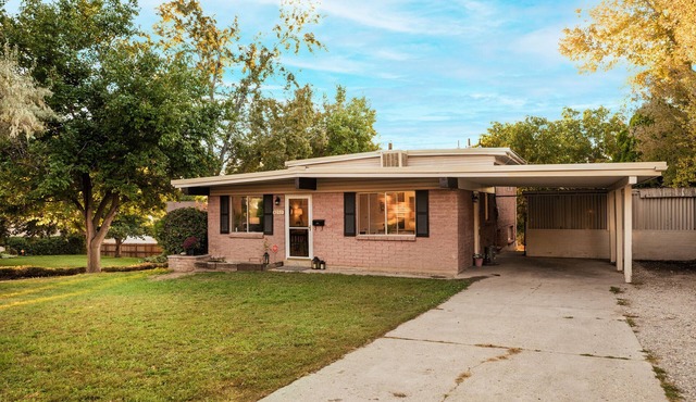 Getaway in Style: Spacious 5-Bedroom VRBO with 2 Bathrooms for Ultimate Comfort!