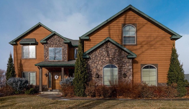 Gorgeous Eden Home Near 3 Ski Resorts