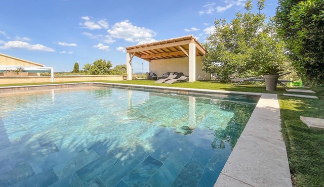 Gorgeous home in Comps in Comps
