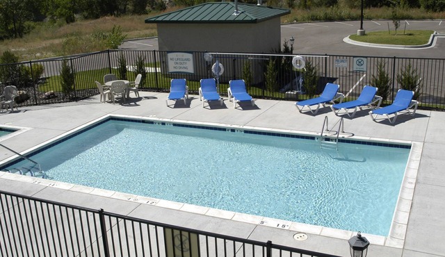 Great for Business Travel! Cozy Suite with Housekeeping + FREE Breakfast