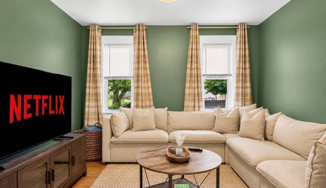 Group-friendly Beechmont retreat with backyard!