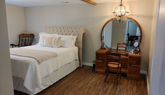 Havisham Bourbon Bar - Suite 18 - private, spacious, wine trail apartment